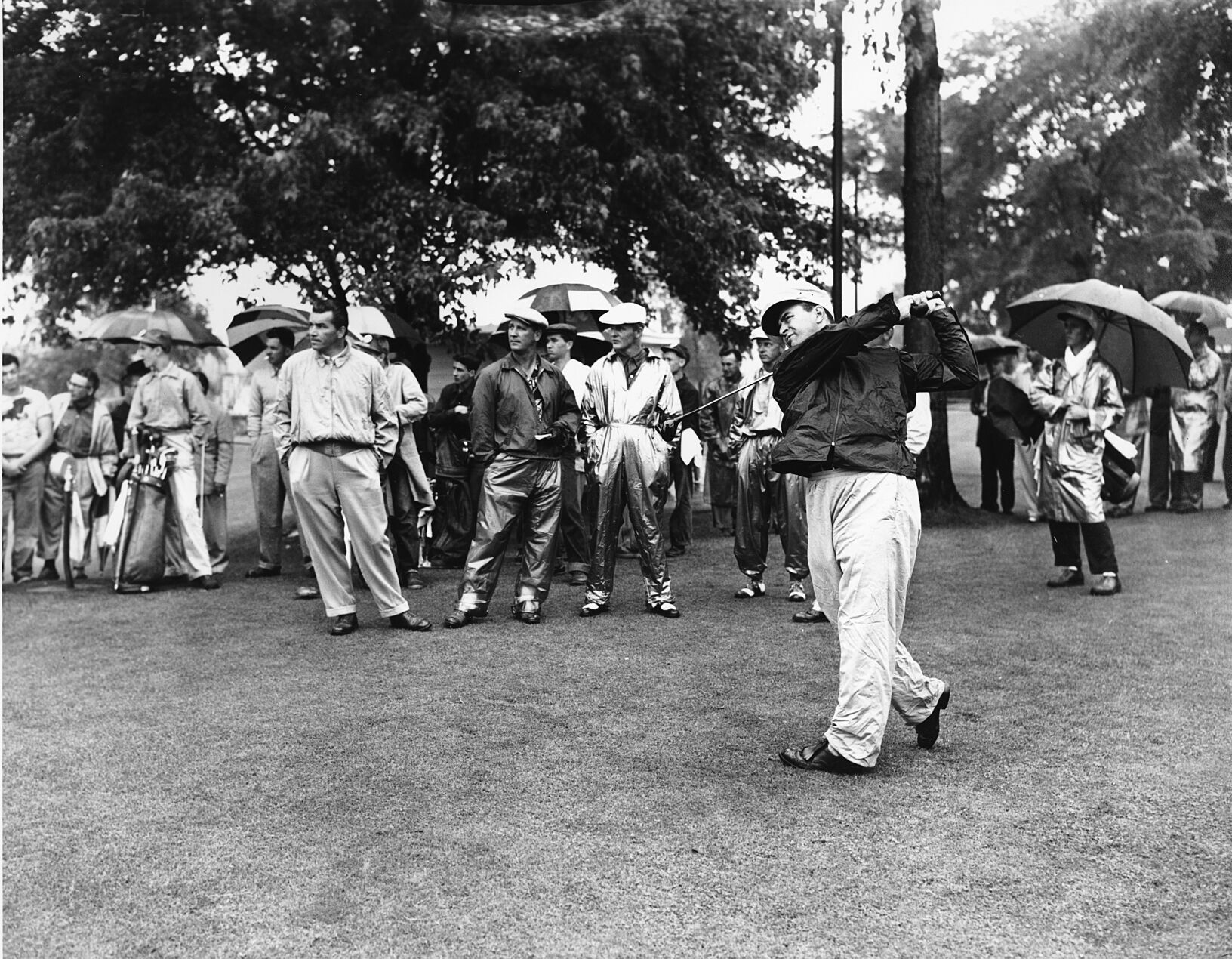 1954: Sam Snead edges Ben Hogan by one stroke in a playoff round to win his third Masters